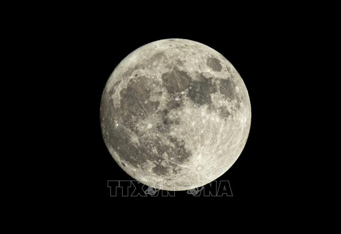 Mãn nhãn với siêu trăng lớn nhất trong năm